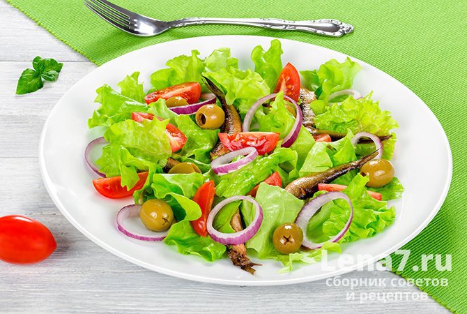 Легкий салат со шпротами и свежими овощами