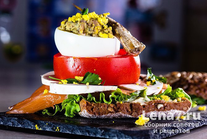 Салат-закуска со шпротами, копченым лососем, помидорами и яйцами
