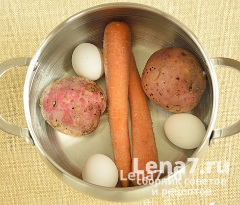 Яйца, морковь, картофель в кастрюле с водой