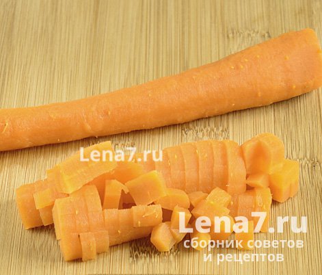 Очищенная и нарезанная кубиками морковь