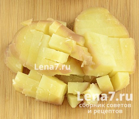 Очищенный и нарезанный кубиками картофель