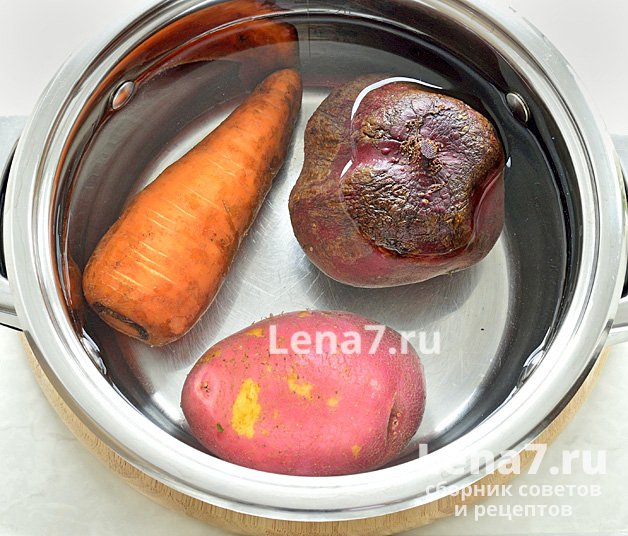 Морковь, картофель и свекла в кастрюле с водой