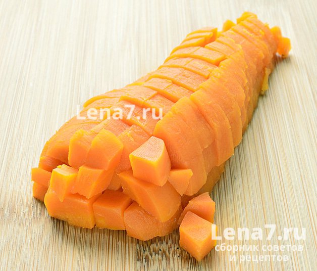 Остуженная и нарезанная кубиками вареная морковь