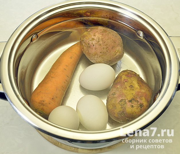 Морковь, картофель и куриные яйца в кастрюле с водой