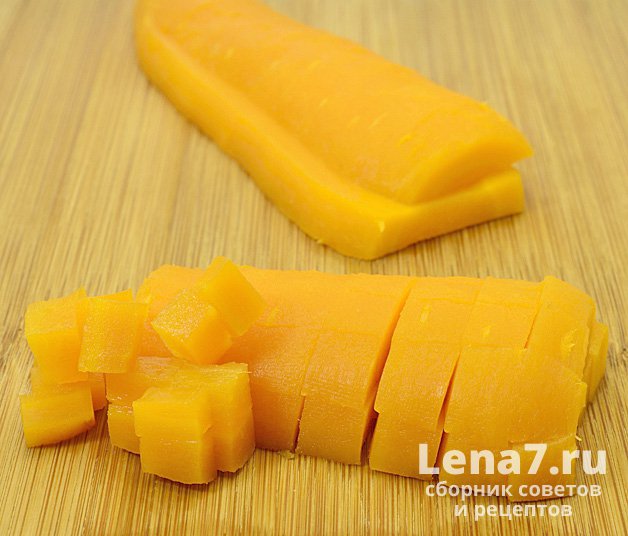 Очищенная и нарезанная кубиками вареная морковь