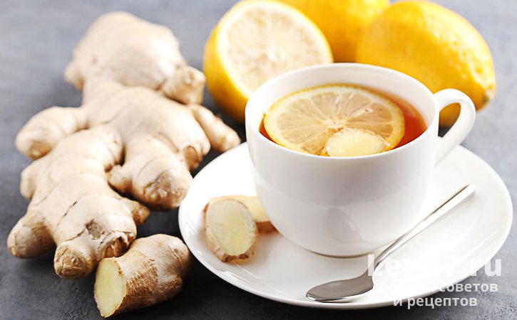 Чашка чая со свежим корнем имбиря и лимоном