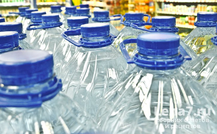 Срок хранения воды в пластиковых бутылках составляет 6-12 месяцев от даты розлива 