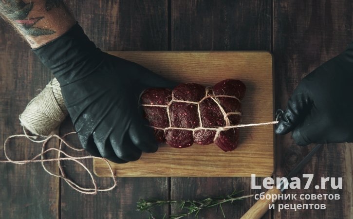 Куски мяса перед вялением обвязывают прочной ниткой так, чтобы их можно было подвесить