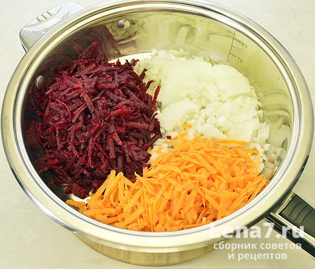 Лук, морковь и свекла в сковороде с растительным маслом