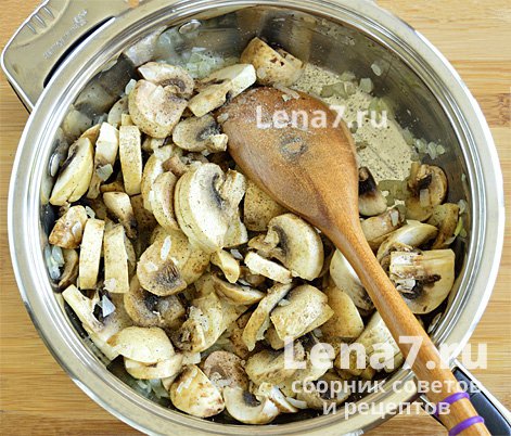 Перемешанные грибы, лук и специи в сковороде