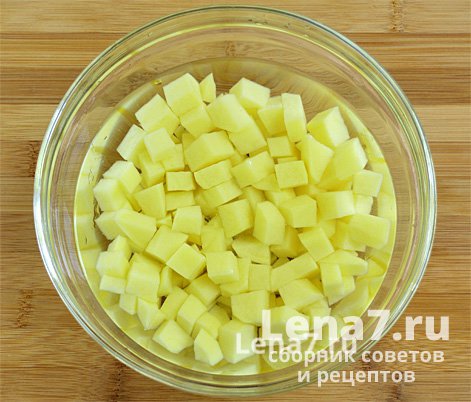 Очищенный и нарезанный картофель в миске с водой