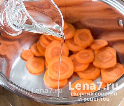 Добавление в кастрюлю с морковью растительного масла
