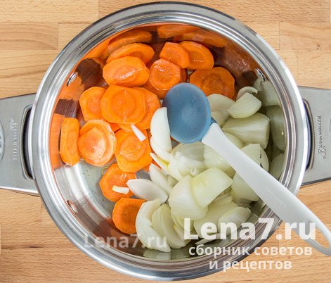 Лук, добавленный в кастрюлю к моркови