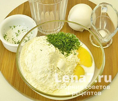 Мука, яйца, молоко и зелень в миске