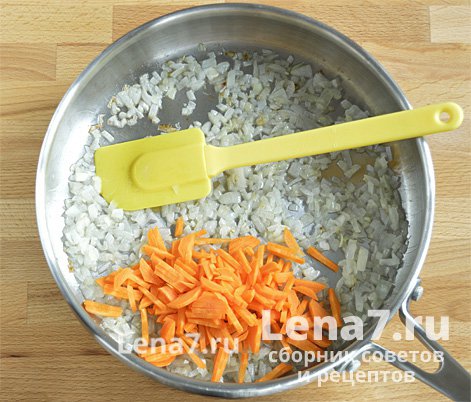 Морковь, добавленная в сковороду к обжаренному луку