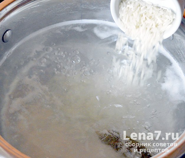 Добавление промытого риса в кипящий бульон