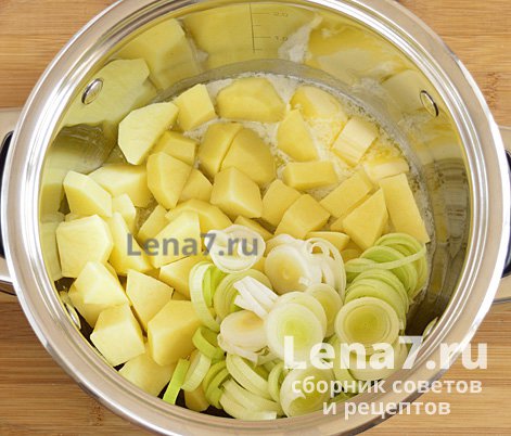 Картофель и лук-порей со сливочным маслом в кастрюле