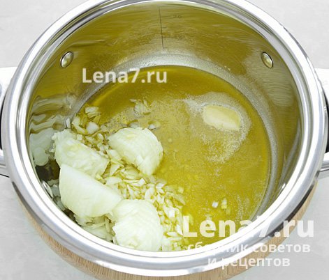 Лук в кастрюле со сливочным и оливковым маслом