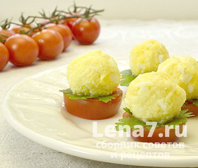 Вариант подачи: закуска на дольках помидора с зеленью