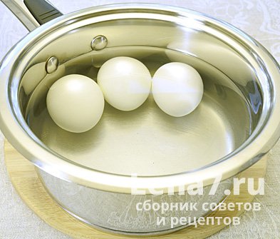 Сваренные куриные яйца