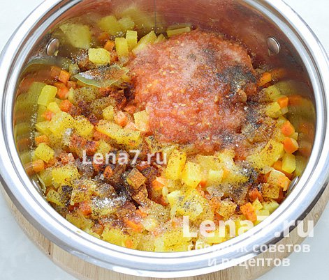 Тертый помидор, добавленный в кастрюлю к тушившимся овощам