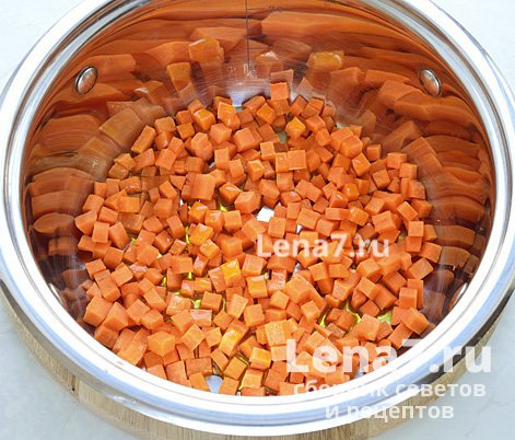 Морковь с оливковым маслом в кастрюле