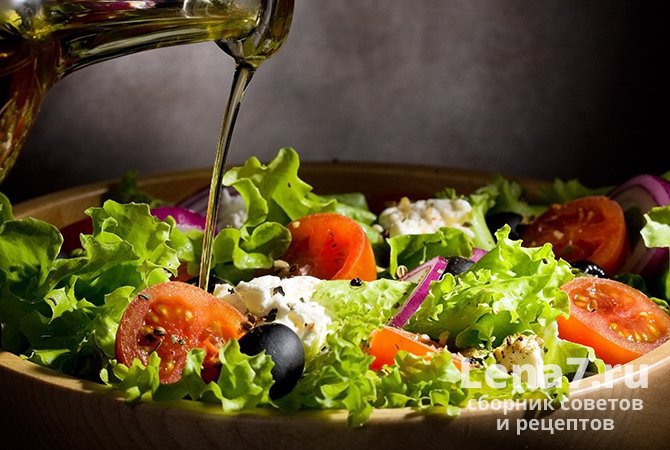 Для заливки греческого салата традиционно используют оливковое масло первого холодного отжима (Extra Virgin) либо заправки, приготовленные на его основе